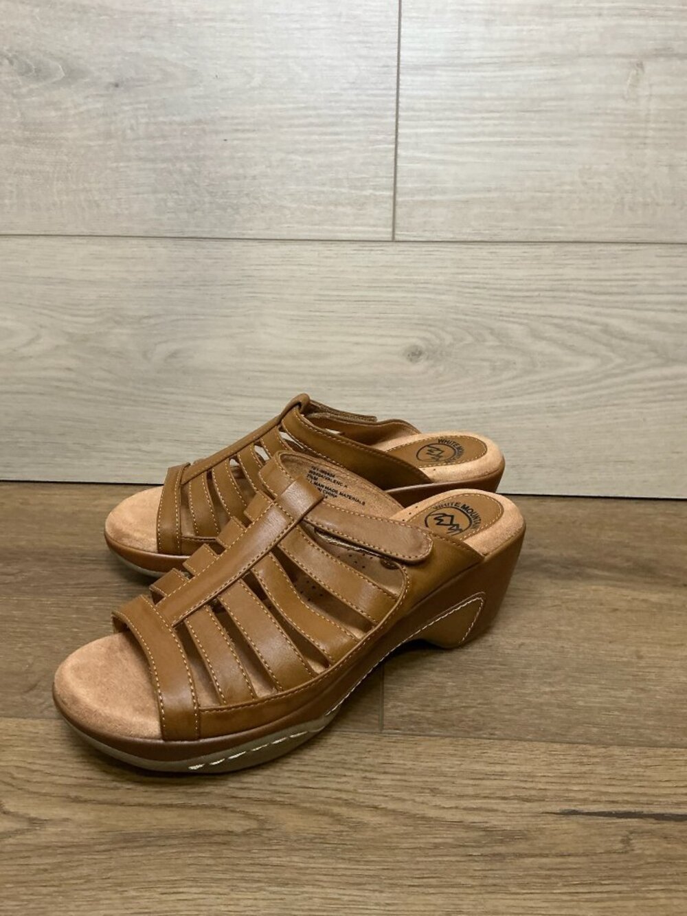 White Mountain Women's Valencia Clog Sandals Tan 7.5 NWT - Picture 2 of 4